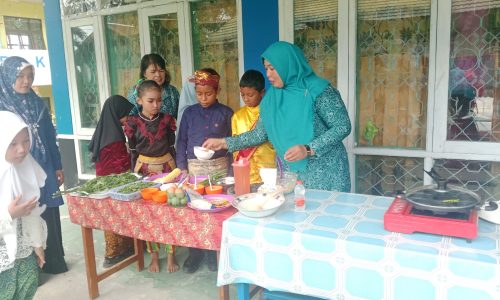 Tim Penggerak PKK Penajam Paser Utara mengajarkan Praktim Memasak Daun Kelor