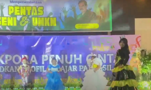 Peserta Didik SDN 013 Fashion Show Hasil Mengolah Sampah Non Organik di Alun-alun PPU